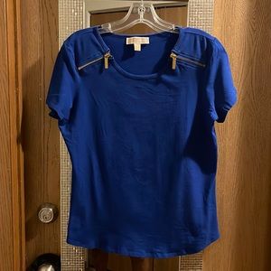 Michael Kors Very cute blouse very cute with zipper’s on the shoulders!